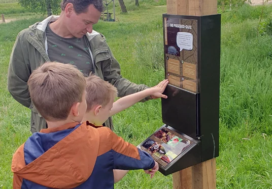 Kinderen ontdekken samen met een volwassene de pissebeddenquiz