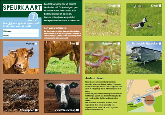 Met de speurkaart zoeken jonge bezoekers naar dieren en details op het erf.