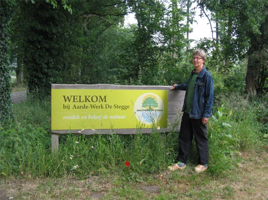 Het welkomstpaneel bij de entree van Aarde-Werk de Stegge.
