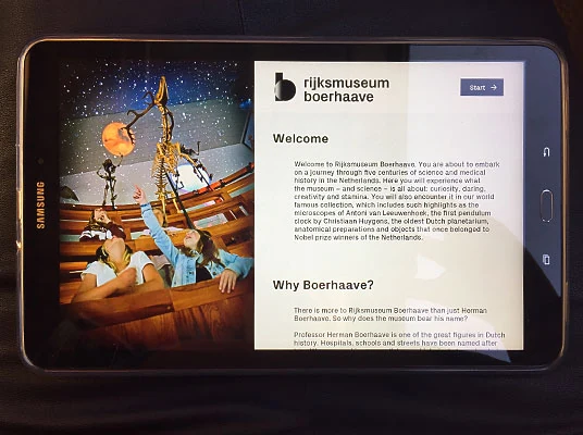 De tablet geeft Engelstalige bezoekers toegang tot de museumverhalen.