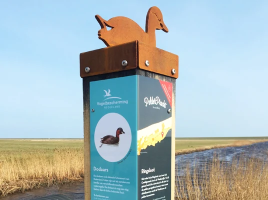 Ieder informatiepunt draagt een eigen weidevogel op ware grootte.