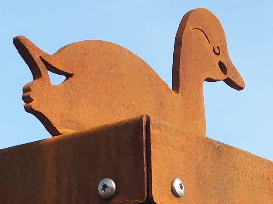 De vogelvormen geven de informatiepunten hun herkenbare silhouet.