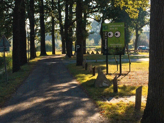 Speurogen wijzen bezoekers de weg op het terrein van Fort bij ’t Hemeltje.