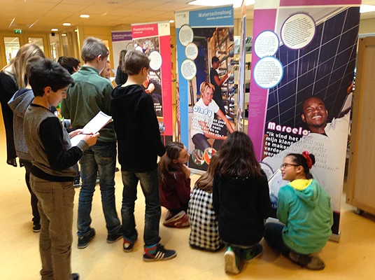 Leerlingen onderzoeken de verhalen in de Green Future Heroes-tentoonstelling.