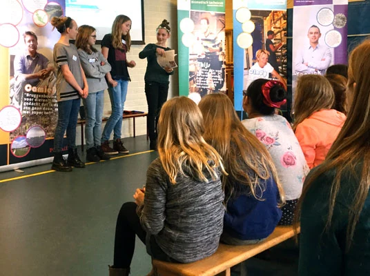 Als afsluiting presenteren leerlingen hun eigen verhalen aan publiek.