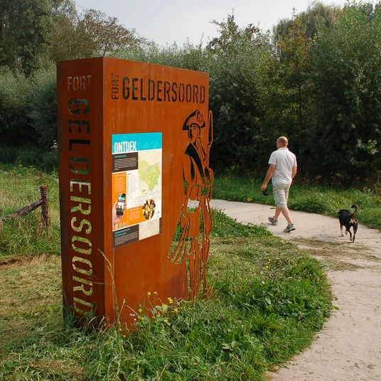 Een entreepaneel verwelkomt bezoekers bij Park Fort Geldersoord.