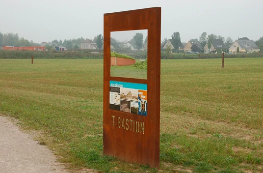 Het doorzichtpaneel verbindt de geschiedenis met het landschap van nu.