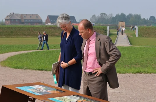 Bezoekers onderzoeken de informatie aan de ravelijntafel.