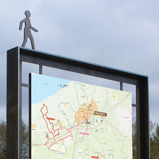 Een oriëntatiepaneel maakt de wandelmogelijkheden zichtbaar.