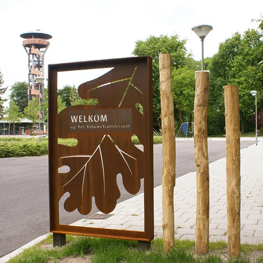 Een cortenstalen welkomstportaal markeert de entree.