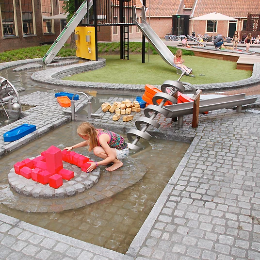 De waterbaan brengt spelen en techniek samen op de museumhof.