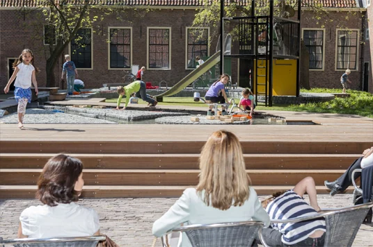 Vanaf het terras kunnen ouders de spelende kinderen blijven zien.