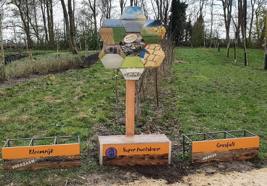 Een beleefpunt verbindt bijen, bloemen en het verzamelen van stuifmeel.
