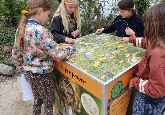 Samen spelen en ontdekken aan de expeditietafel.