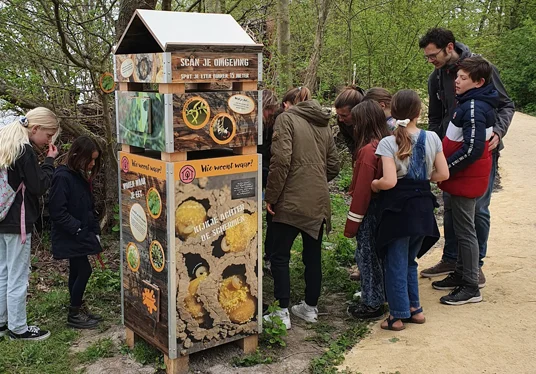 Kinderen en volwassenen onderzoeken een beleefobject op de Floriade